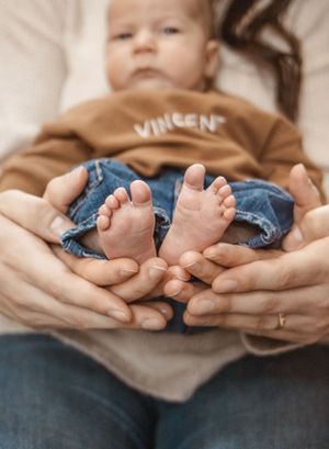 newborn, parents hands holding feet, young family, family photography, Moncton, Riverview, Dieppe.