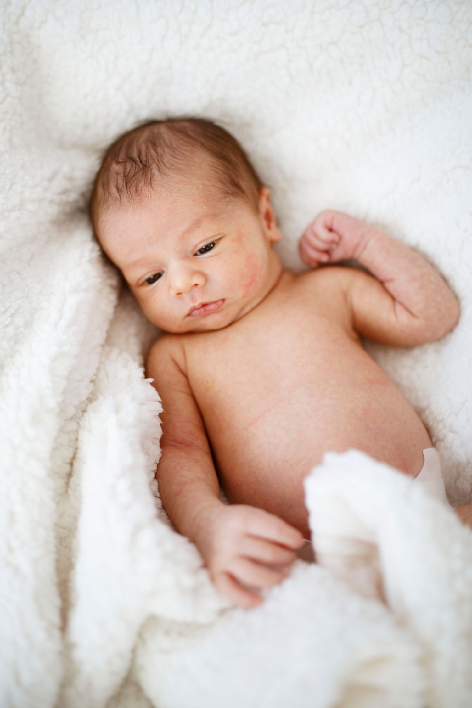 lifestyle newborn photography in your home in mukilteo