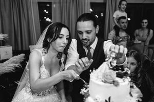 Fotograf za vencanje Srbija Novi Sad  
Wedding photographer 
Mlada i mladoženja 
mladenačka torta 
Ljubav