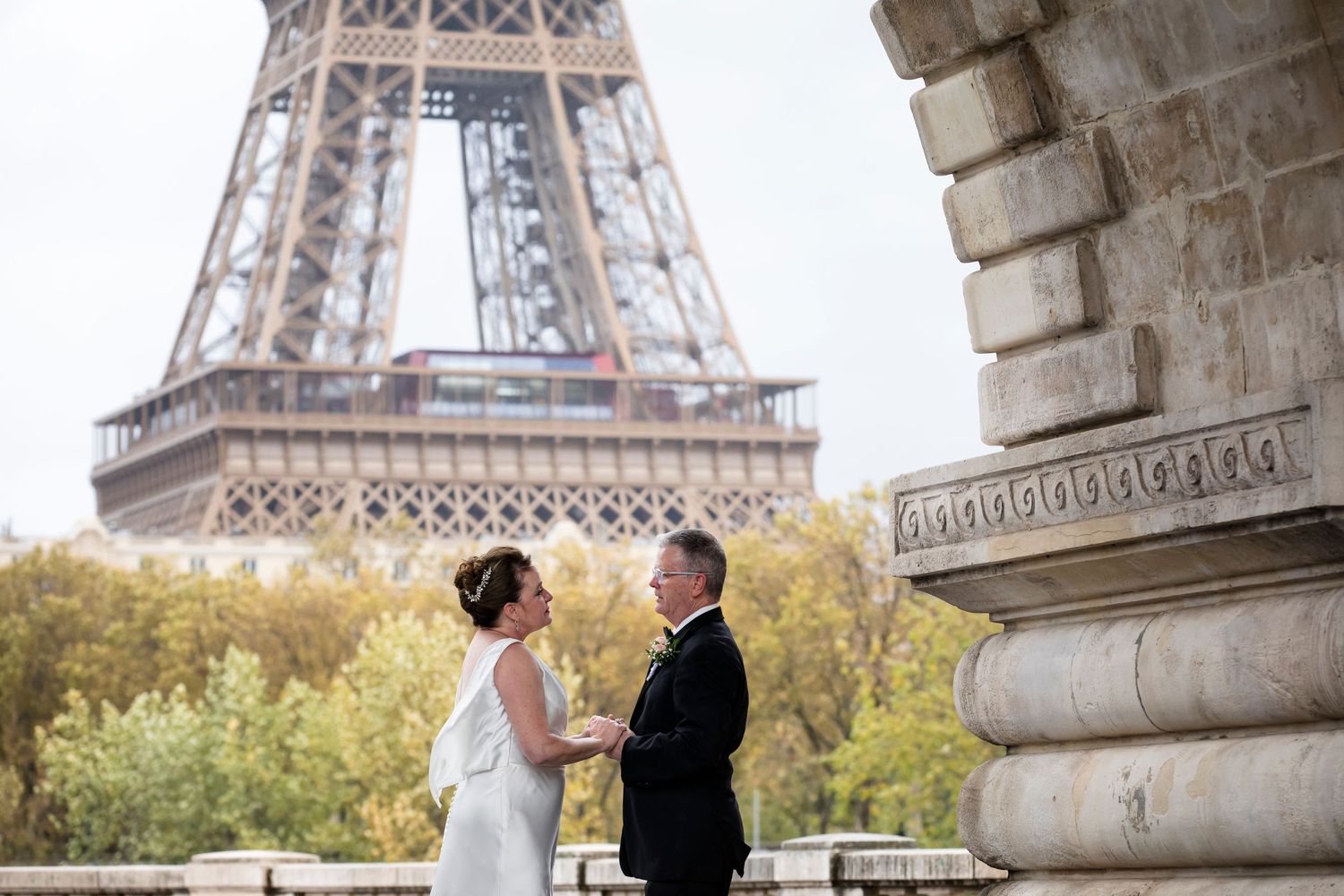 Beautiful couple during a Vows renewal ceremony at the Arch of Bir-Hakeim bridge _ By Julien LB Photography Paris