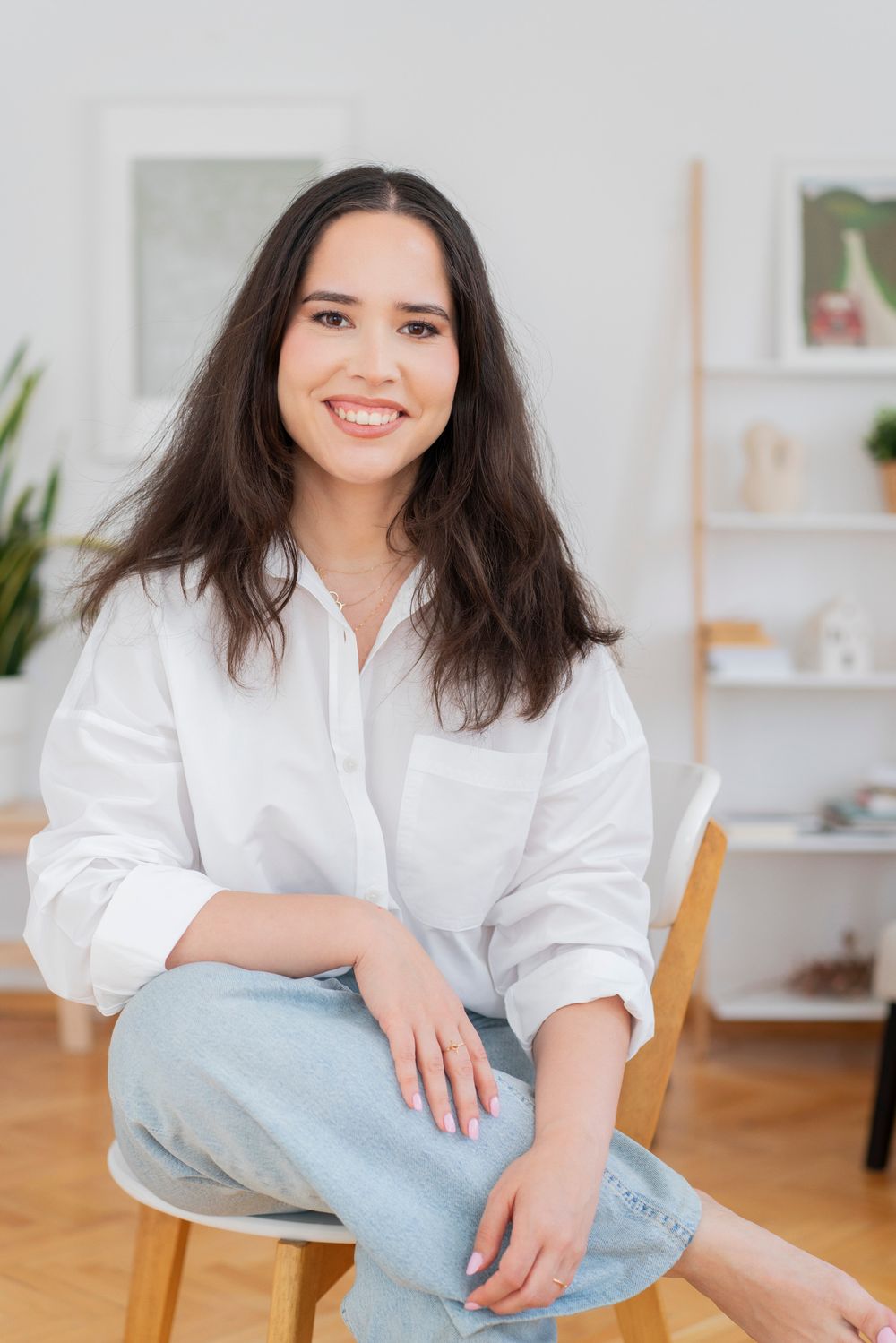 Portret autentic in studio cu persoană zambitoare, lumina naturala si decor minimalist