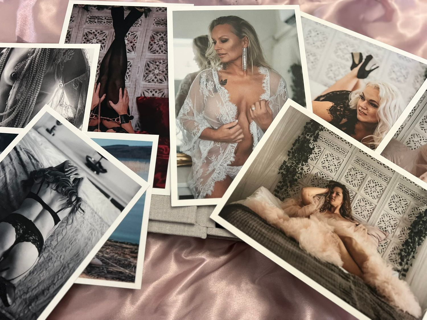 Linnebox med 2 bilder på 2 kvinnor som blivit fotograferade sin morgongåva i boudoirstudion hos Photo By Jane.
