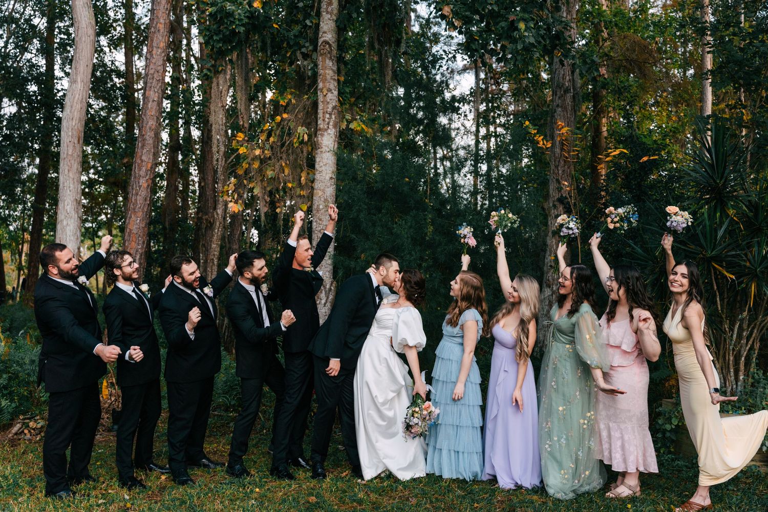 Wedding photo of the bride and groom with the groomsmen and bridesmaids