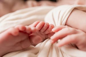 hands and toes newborn photography