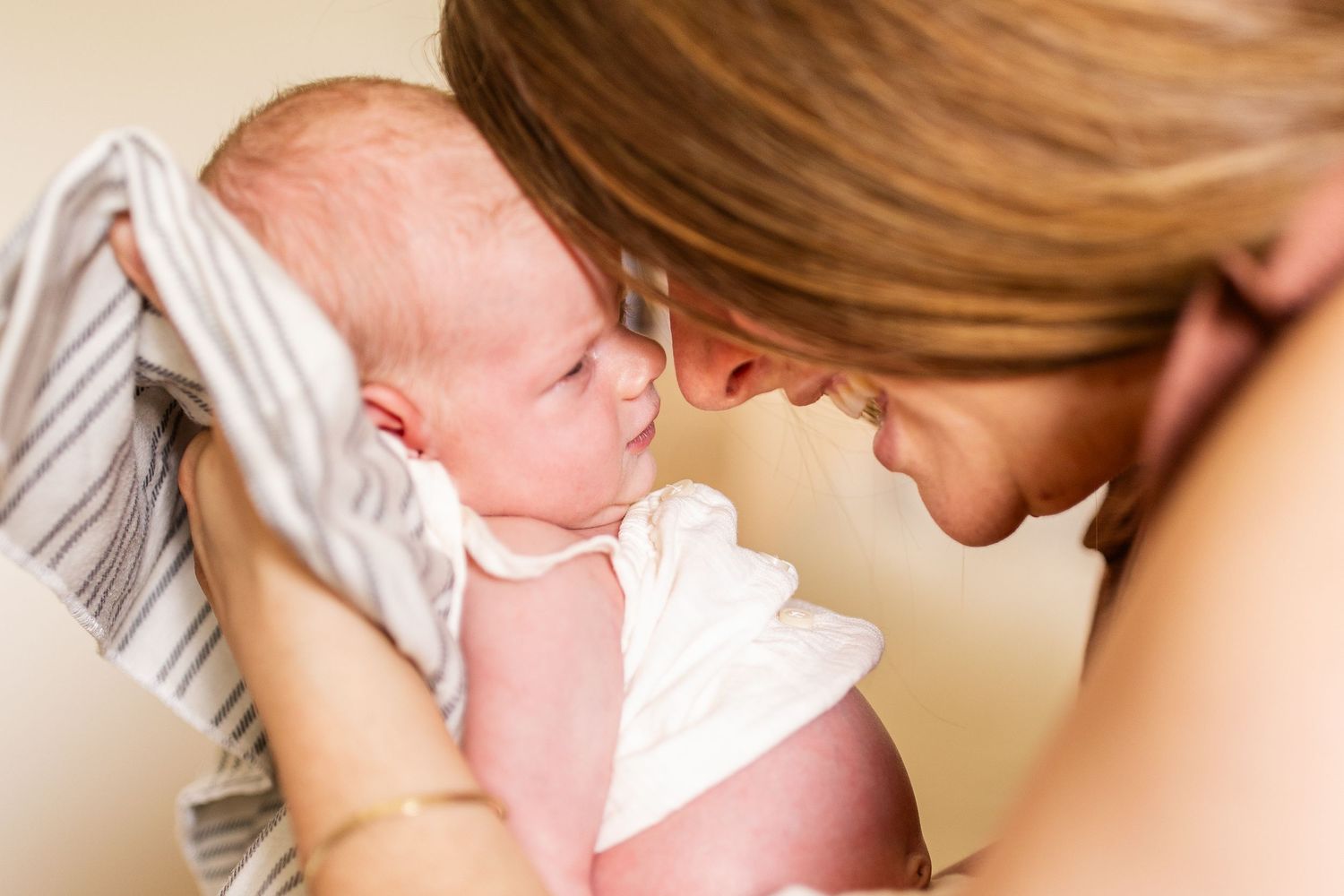 Book a family photoshoot
Maternity and newborn photography
Newborn and toddler photos at home
Natural family photos with a baby