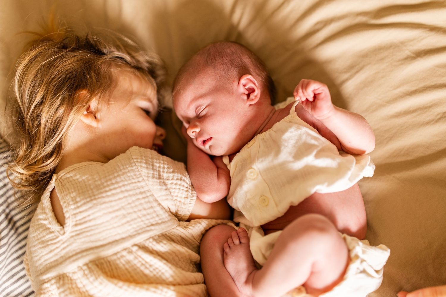 Book a family photoshoot
Maternity and newborn photography
Newborn and toddler photos at home
Natural family photos with a baby
