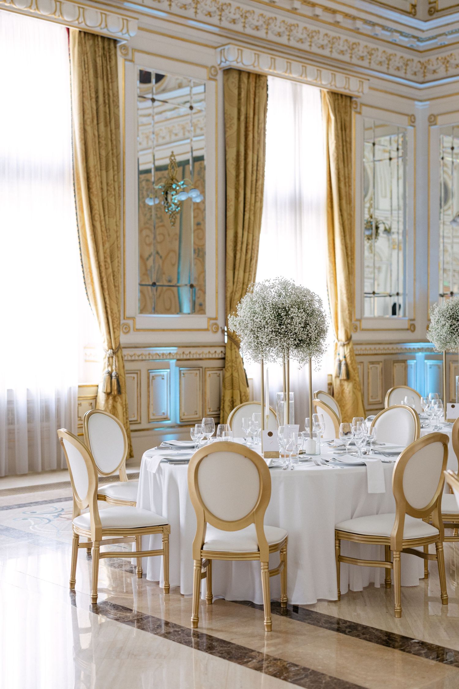 corinthia-budapest-grand-ballroom-elegant-wedding-decor-with-floral-arrangements-candlelight-and-classic-interiors.jpg