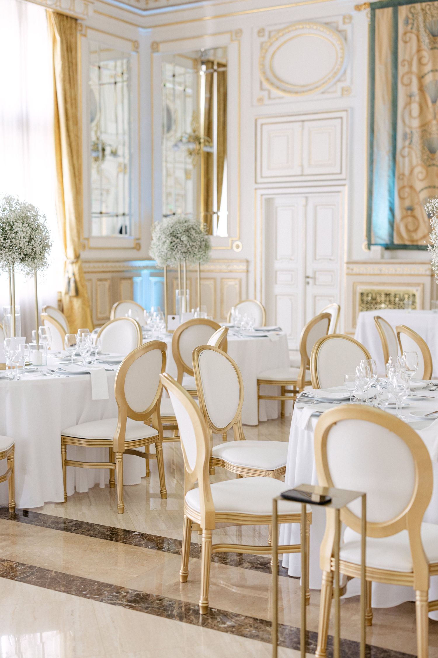 corinthia-budapest-grand-ballroom-elegant-wedding-decor-with-floral-arrangements-candlelight-and-classic-interiors.jpg