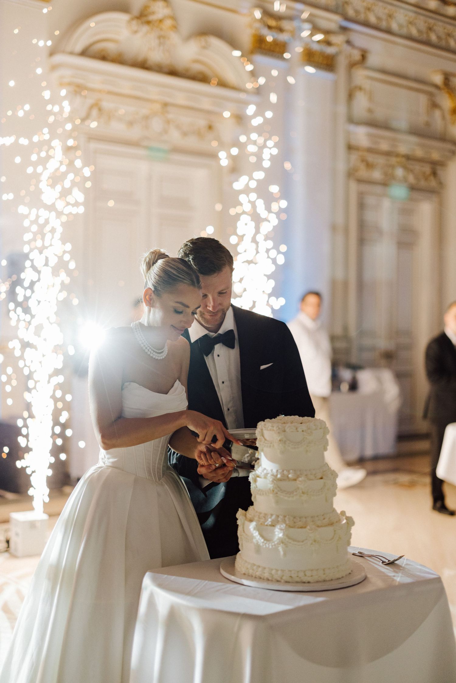 wedding-cake-in-corinthia-grand-ballroom-budapest-luxury-wedding-setup-with-elegant-decor-and-floral-details-hungary.jpg