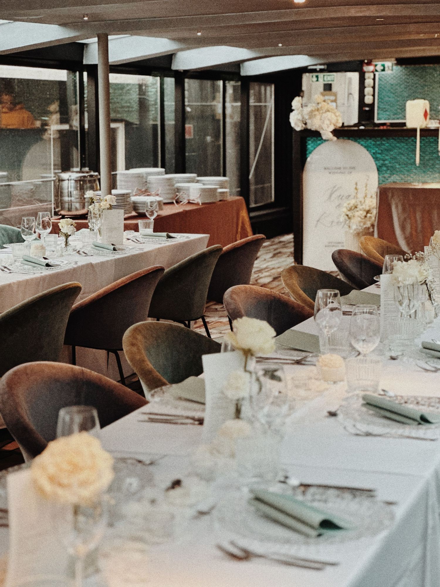budapest-boat-wedding-decor-on-danube-romantic-reception-setup-with-florals-and-city-view-destination-event.jpg