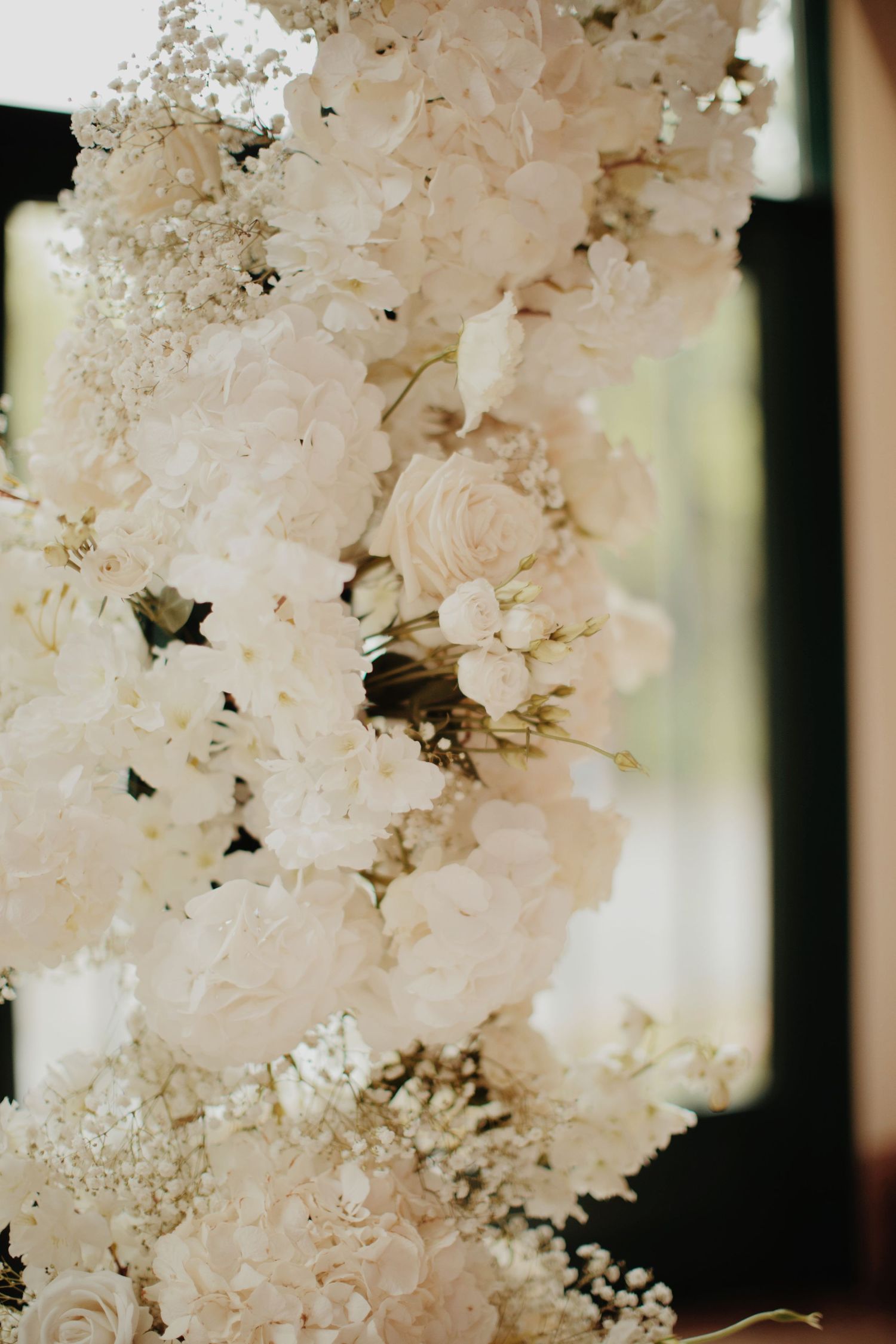 modern-wedding-decor-budapest-minimalist-tablescape-with-clean-lines-neutral-tones-and-contemporary-florals.jpg