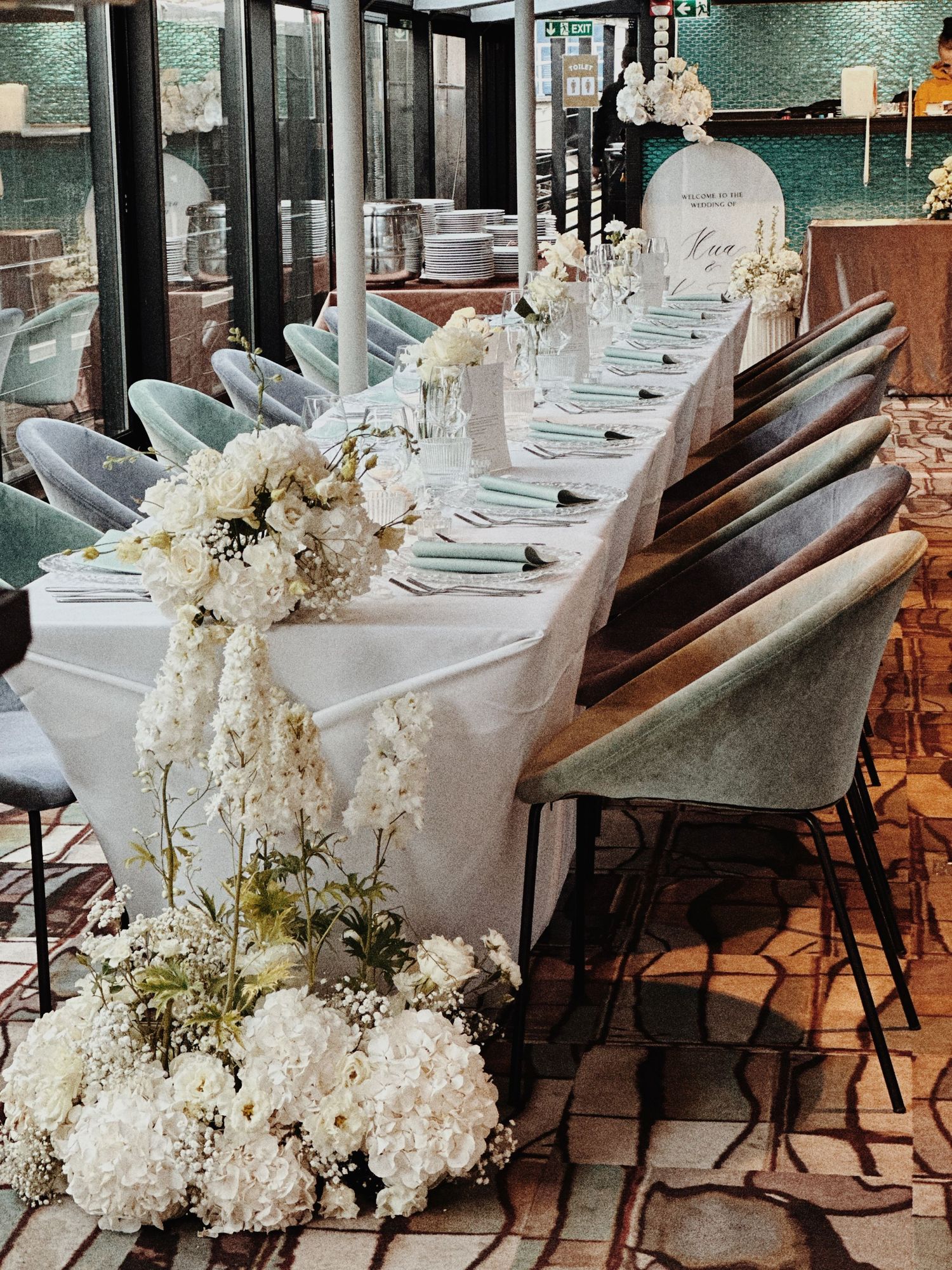 budapest-boat-wedding-decor-on-danube-romantic-reception-setup-with-florals-and-city-view-destination-event.jpg
