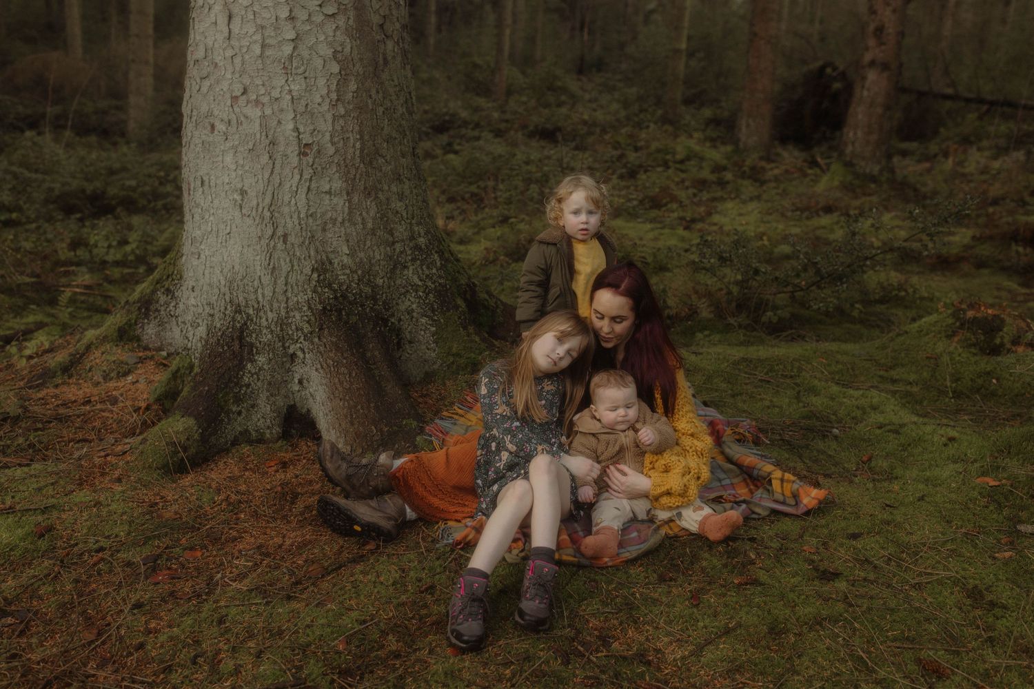 mother and children photoshoot in the woods north wales