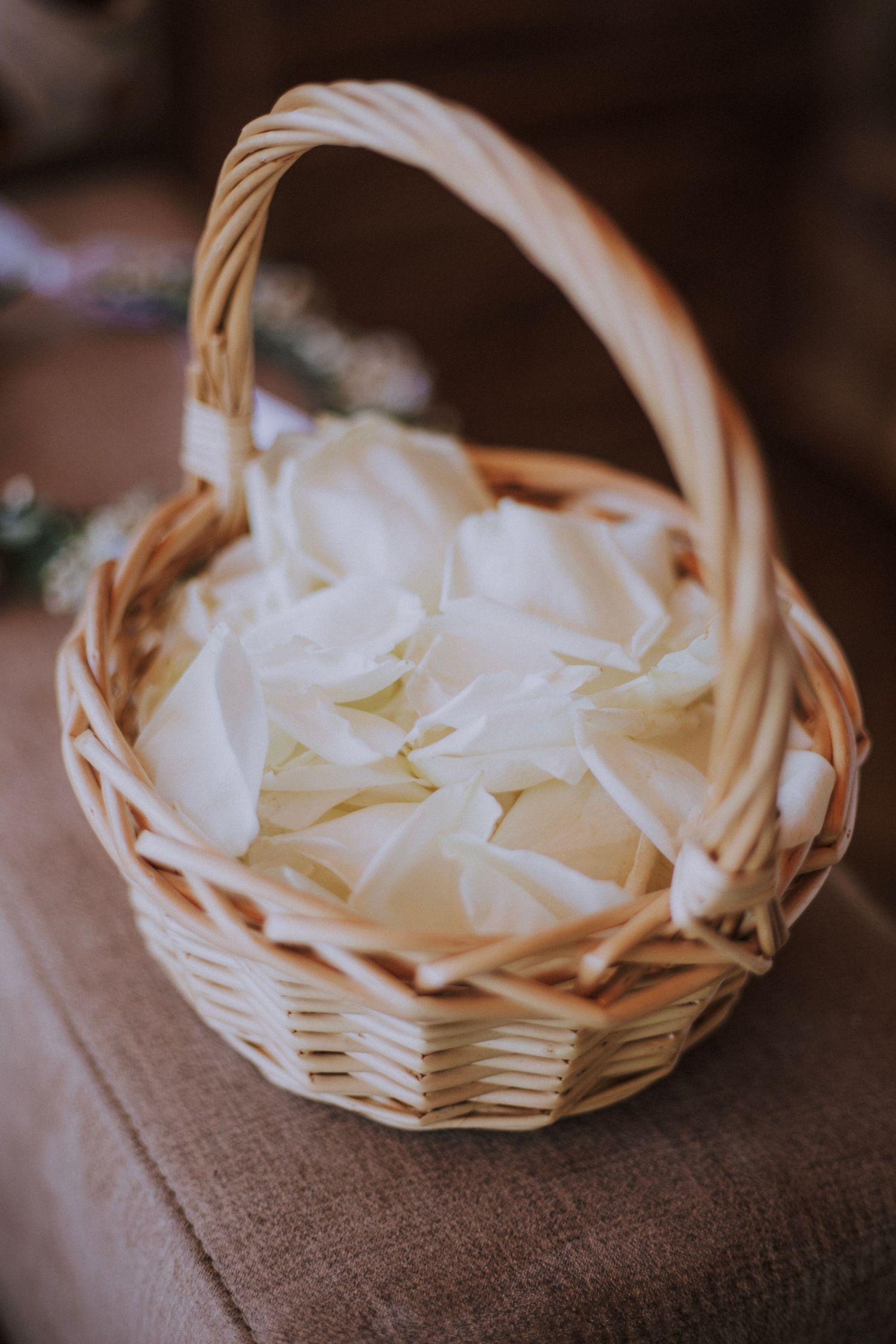 White flowers photographed by Gianluca e Arianna Wedding Photographers in Umbria