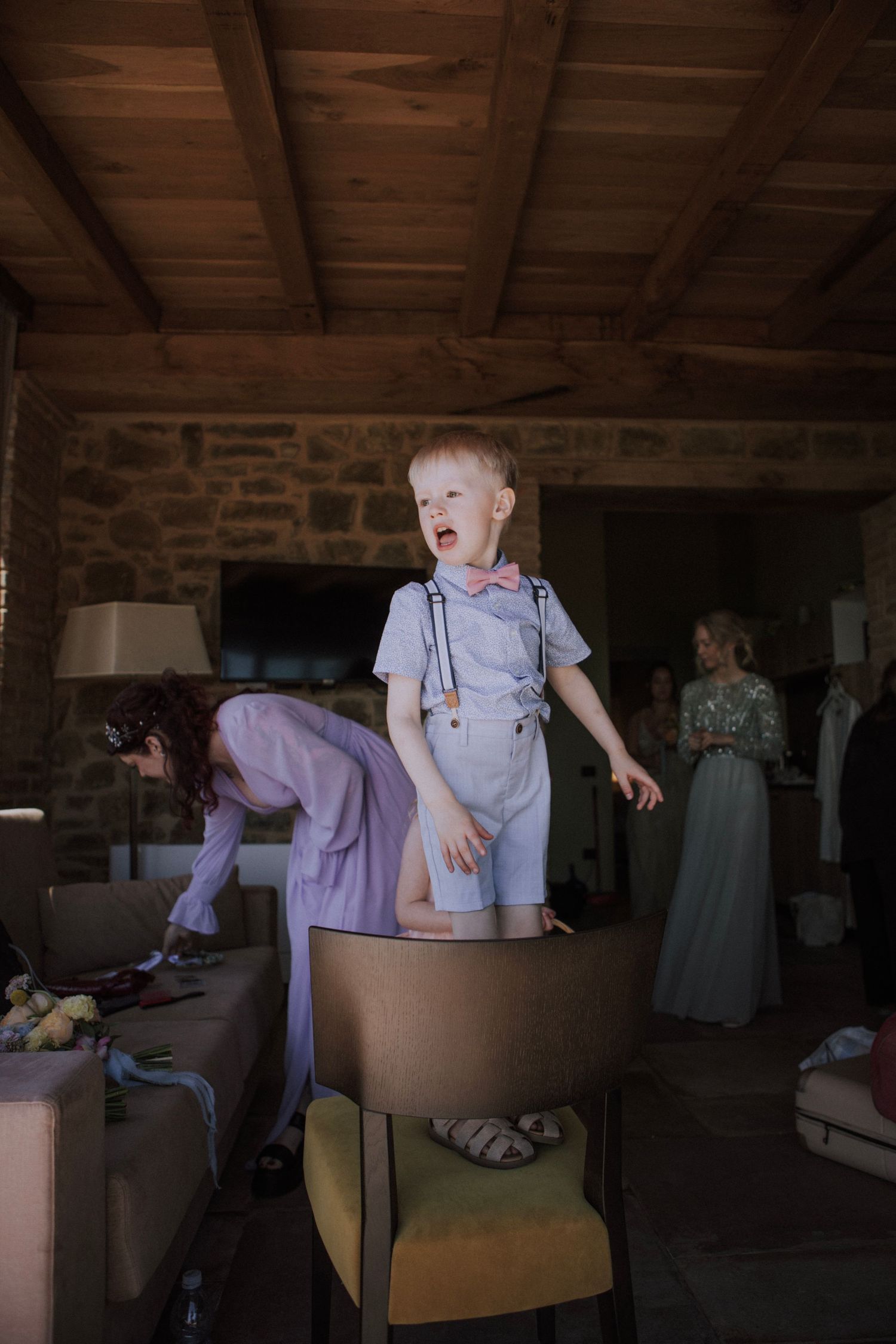 Kid during bride's preparation at Perugia Vecchia Relais photographed by Gianluca e Arianna Wedding Photographers in Umbria, Italy.
