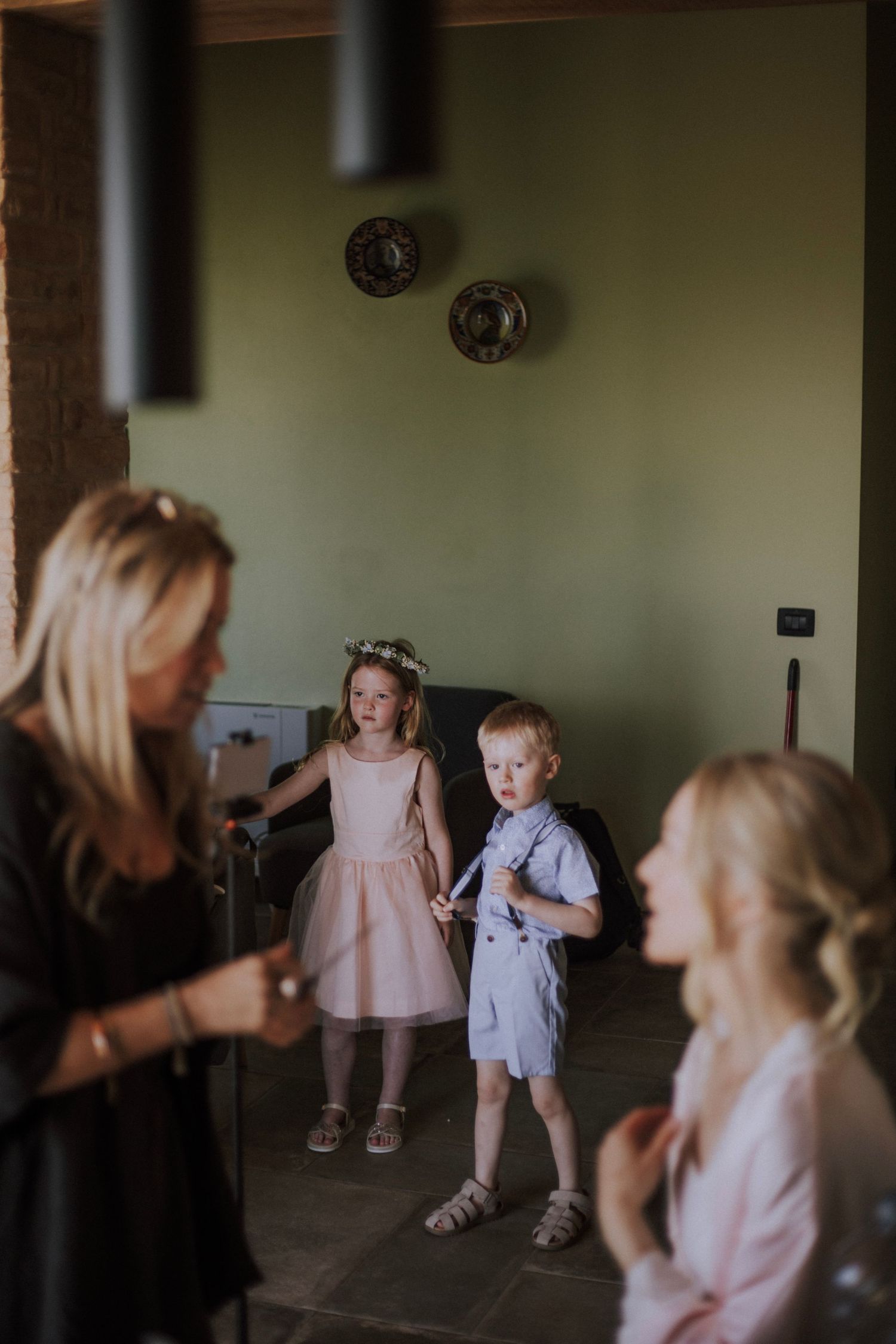 Kids playing during bride's preparation at Perugia Vecchia Relais pictured by Gianluca e Arianna Wedding Photographers in Umbria, Italy.
