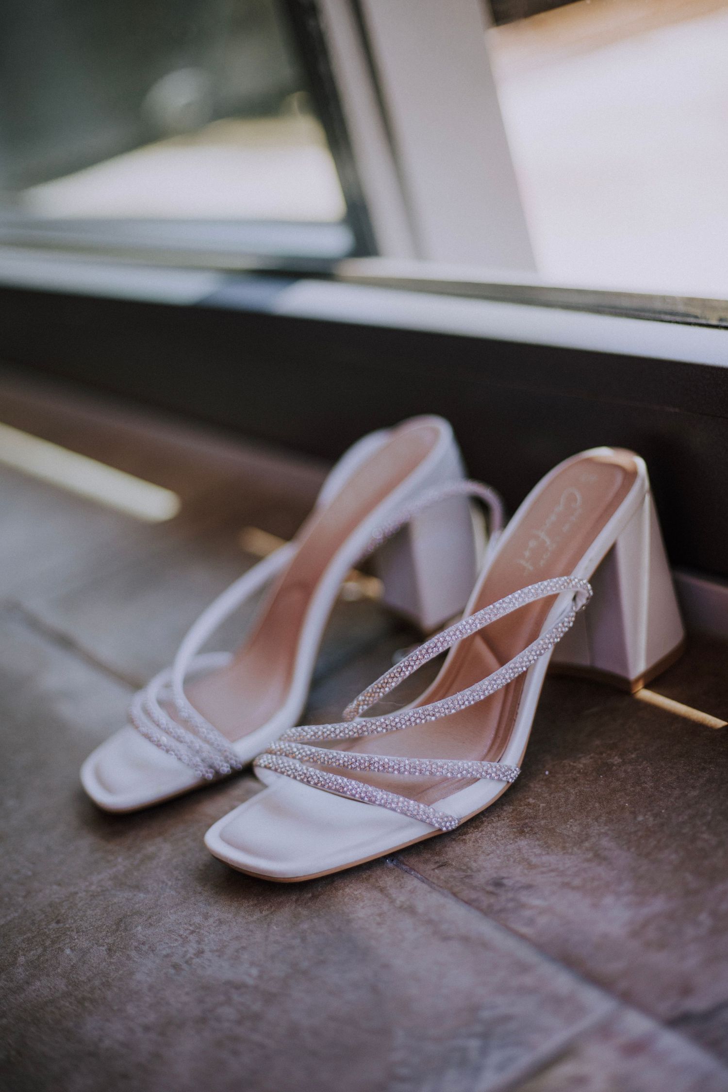 bride's shoes photographed by Gianluca e Arianna Wedding Photographers in Umbria