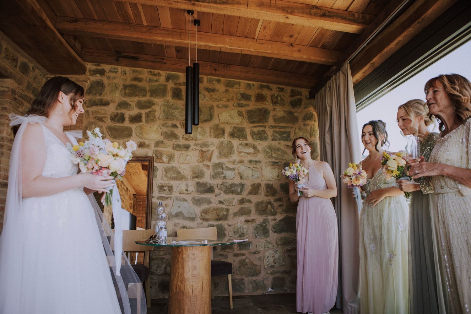 Bride preparation with her bridesmaids at the Perugia Vecchia Relais photographed by Gianluca e Arianna Wedding Photographers in Umbria.