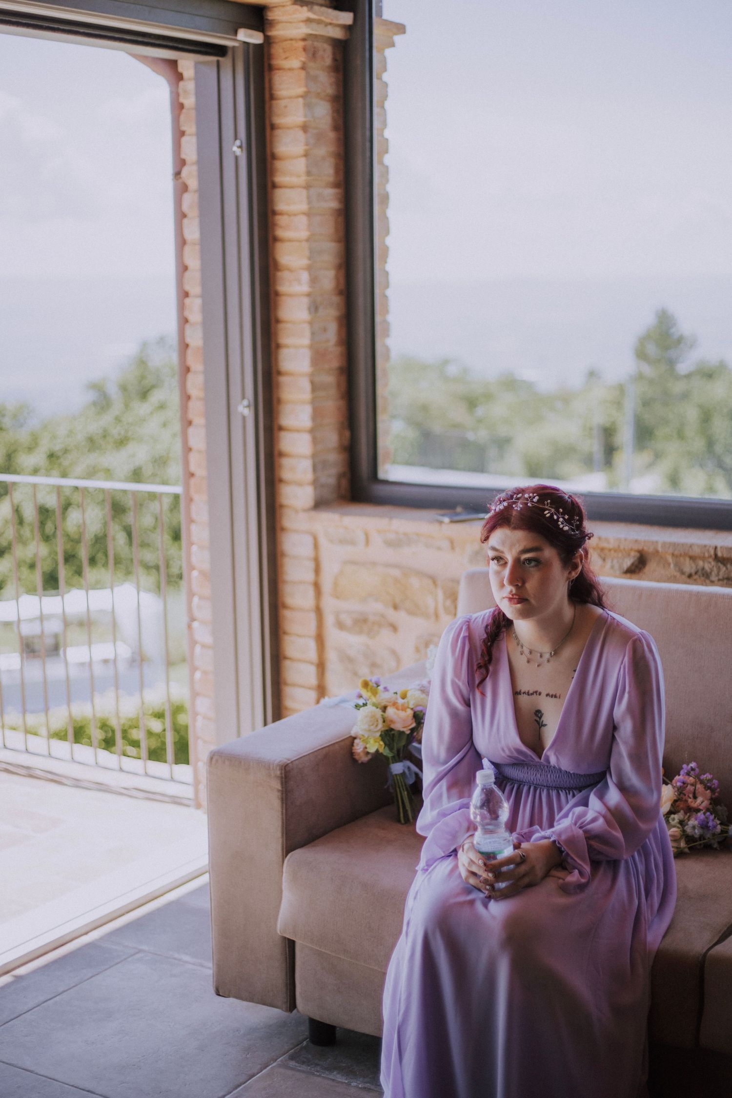 Bridesmaid getting ready at Perugia Vecchia Relais photographed by Gianluca e Arianna Wedding Photographers in Umbria, Italy.