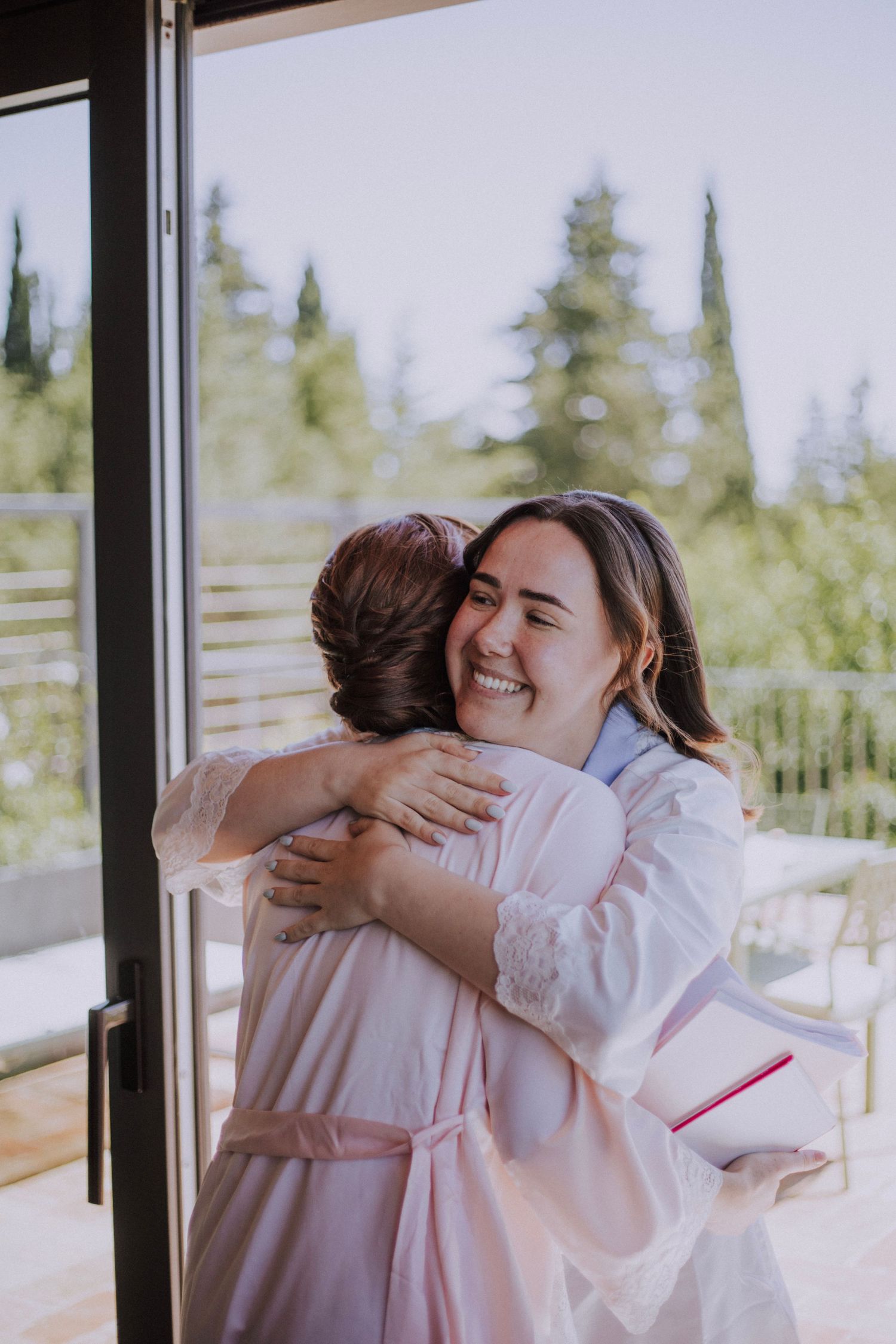 Bride and her sister hugging during preparation at Perugia Vecchia Relais pictured by Gianluca e Arianna Wedding Photographers.