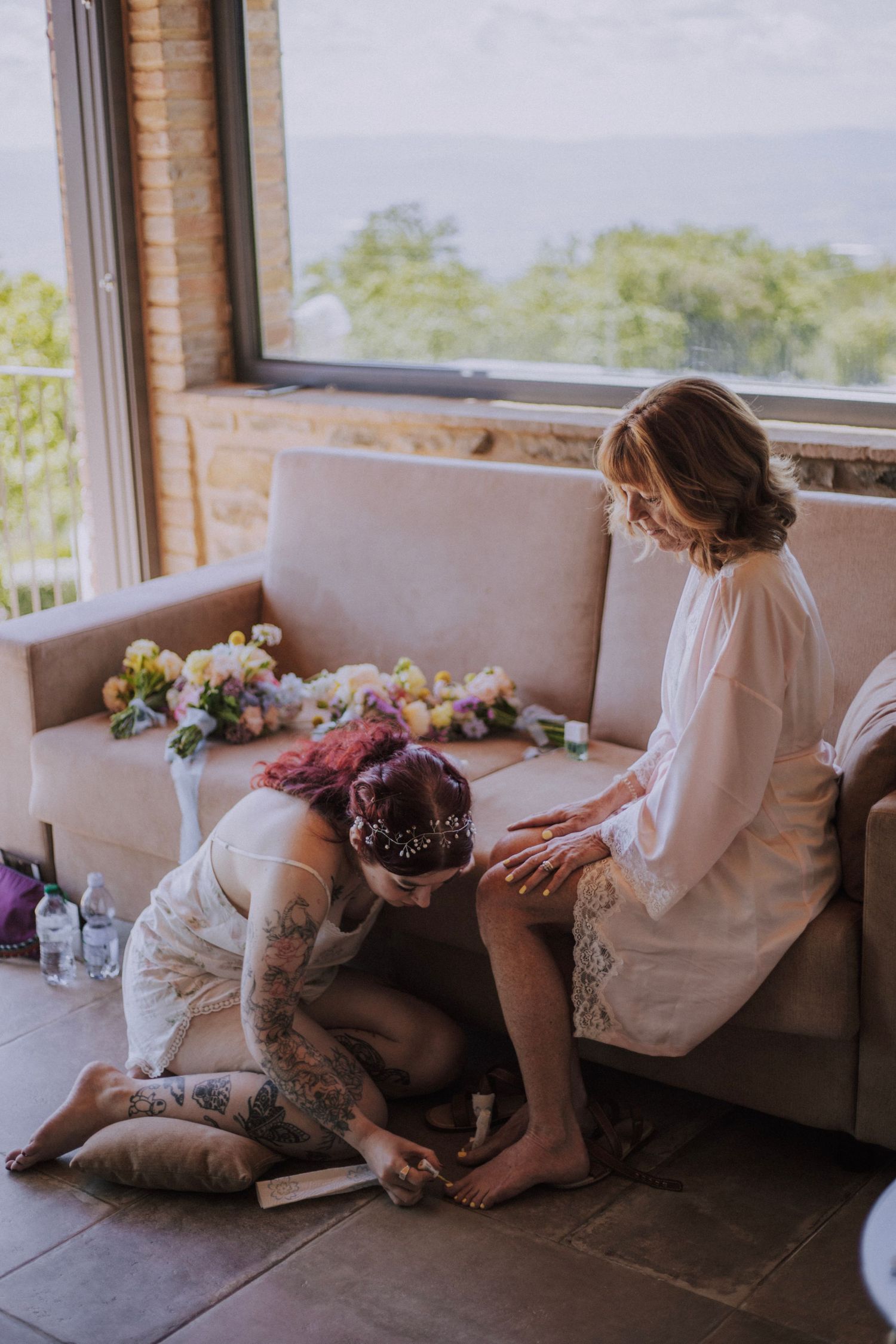 Bridesmaids getting ready at Perugia Vecchia Relais photographed by Gianluca e Arianna Wedding Photographers in Umbria, Italy.