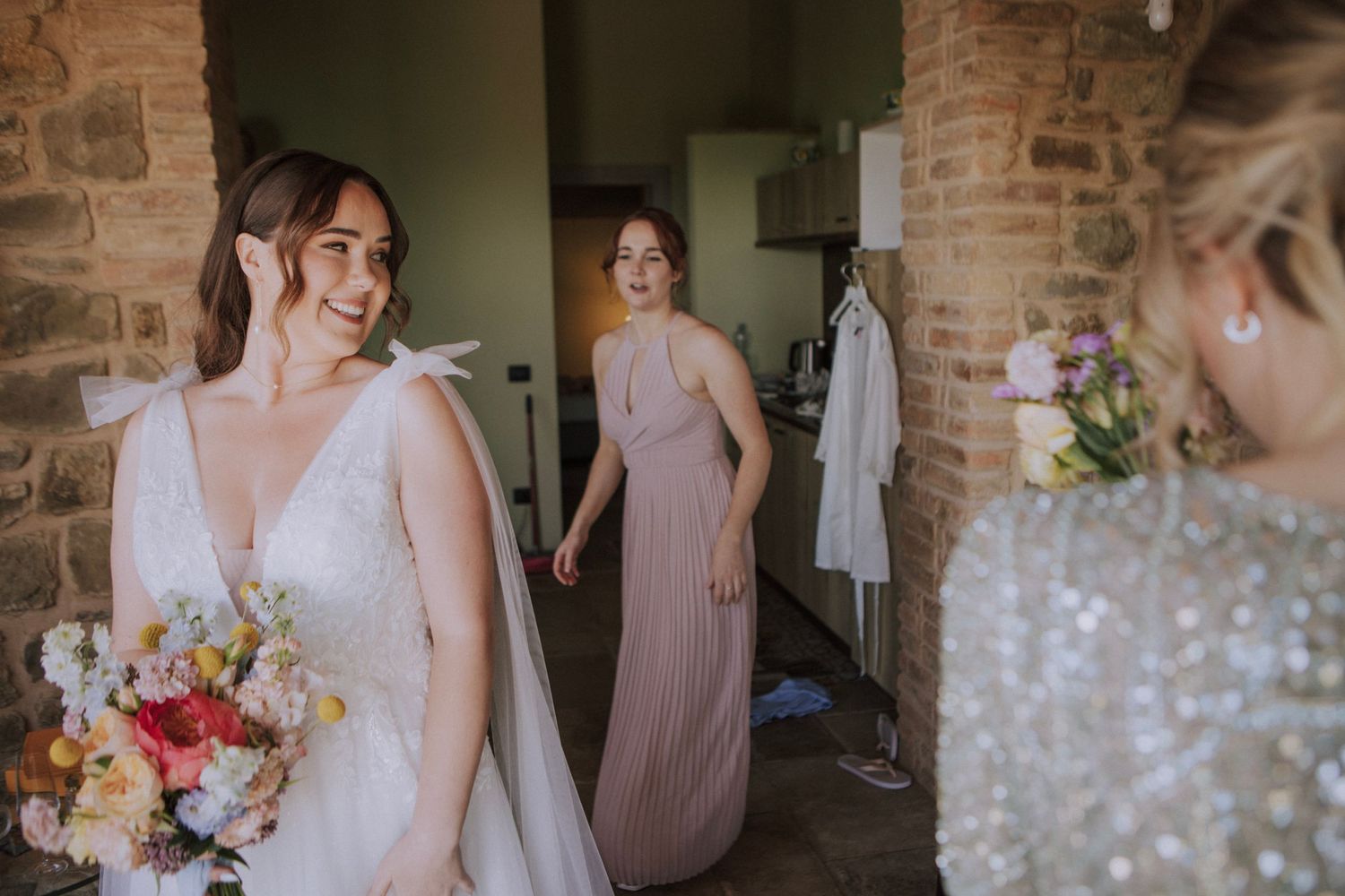 Bride and her sisters during preparation at Perugia Vecchia Relais photographed by Gianluca e Arianna Wedding Photographers in Umbria.