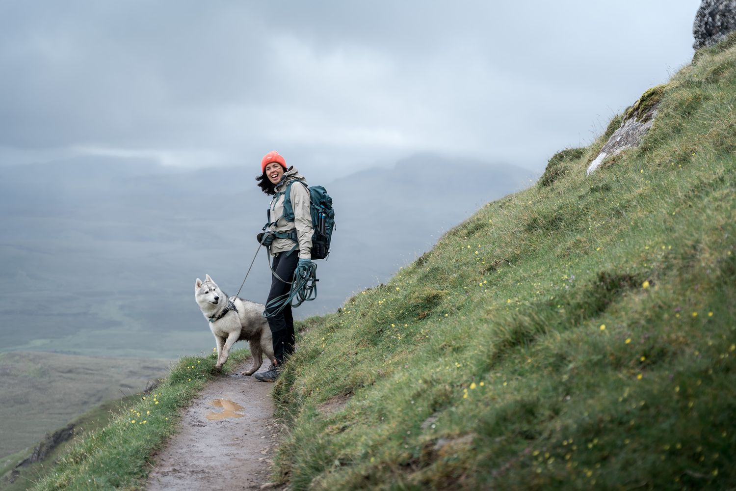 randonneuse outdoor avec son chien husky, savoie