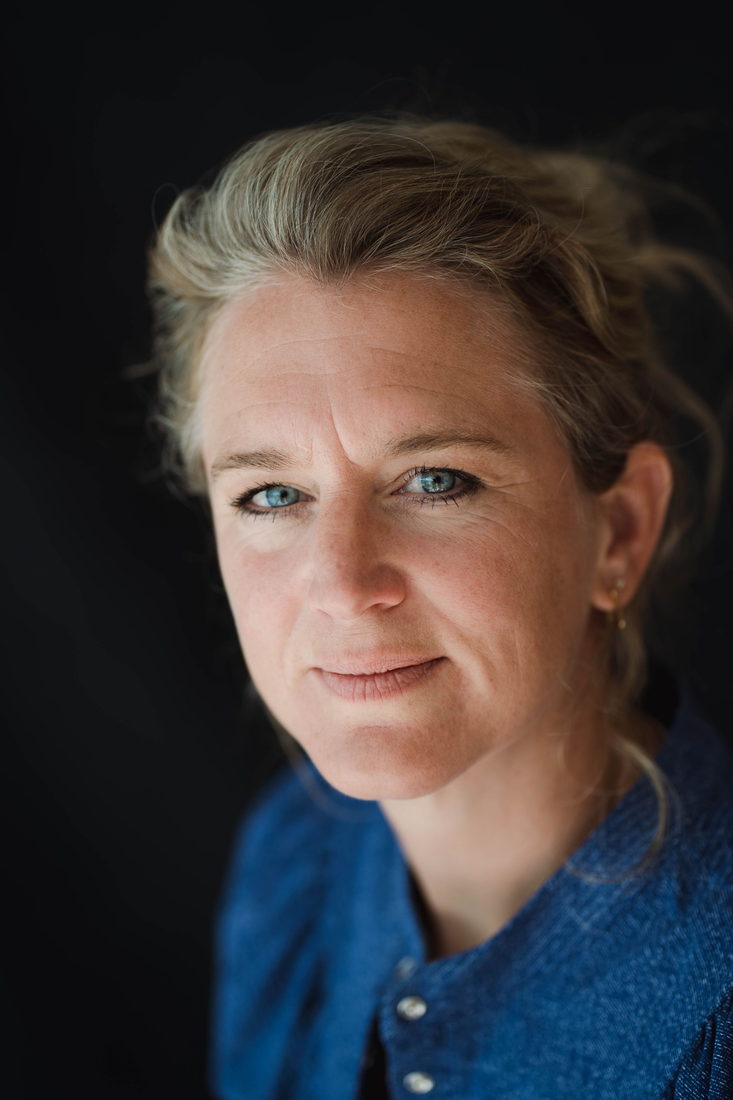 Portret vrouw, creatief portret, branding fotografie, zakelijke fotografie. LinkedIn