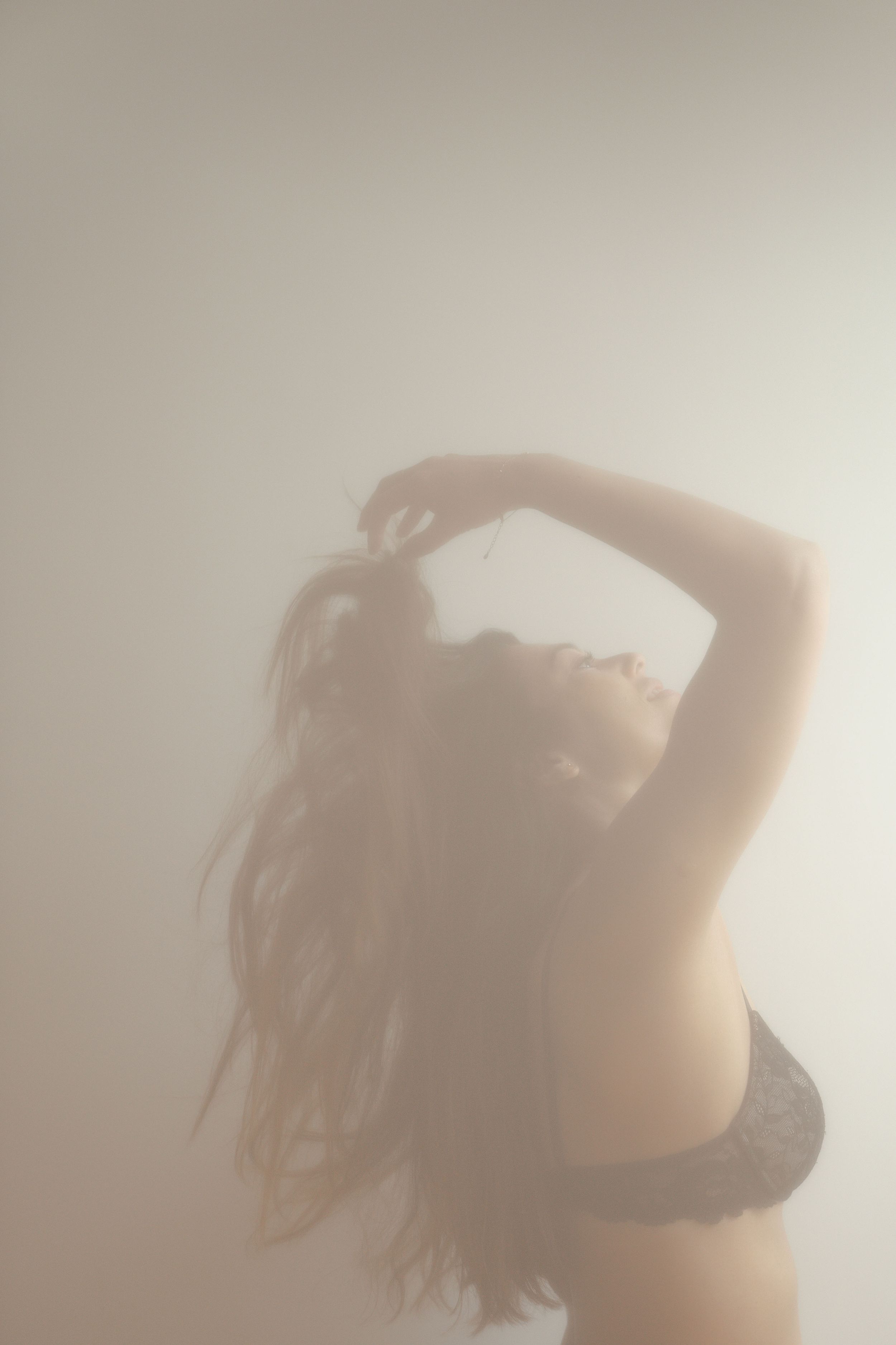 Portret vrouw, creatief portret, beweging. Boudoir fotografie.