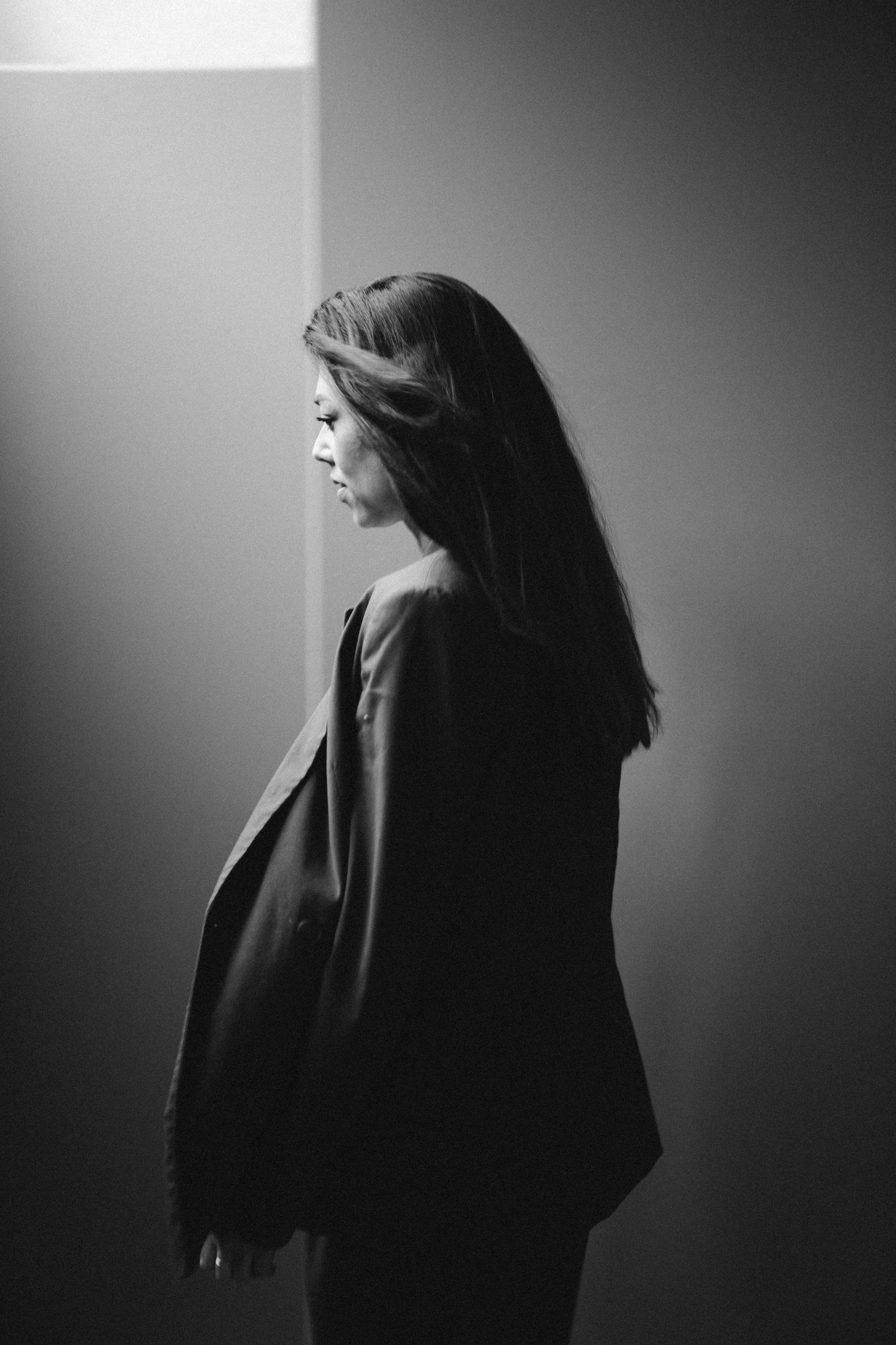 Portret vrouw, creatief portret, beweging. Vrouw in beeld.
