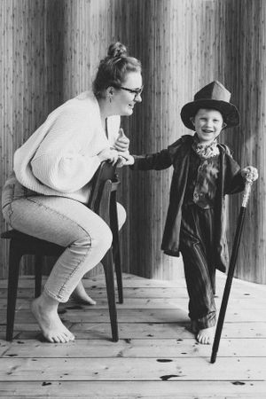 Portret vrouw, creatief portret. Moeder en kind fotografie. Connectie. Liefde.