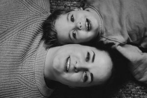 Portret vrouw, creatief portret. Moeder en kind fotografie. Connectie. Liefde.