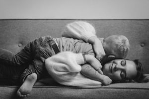 Portret vrouw, creatief portret. Moeder en kind fotografie. Connectie. Liefde.