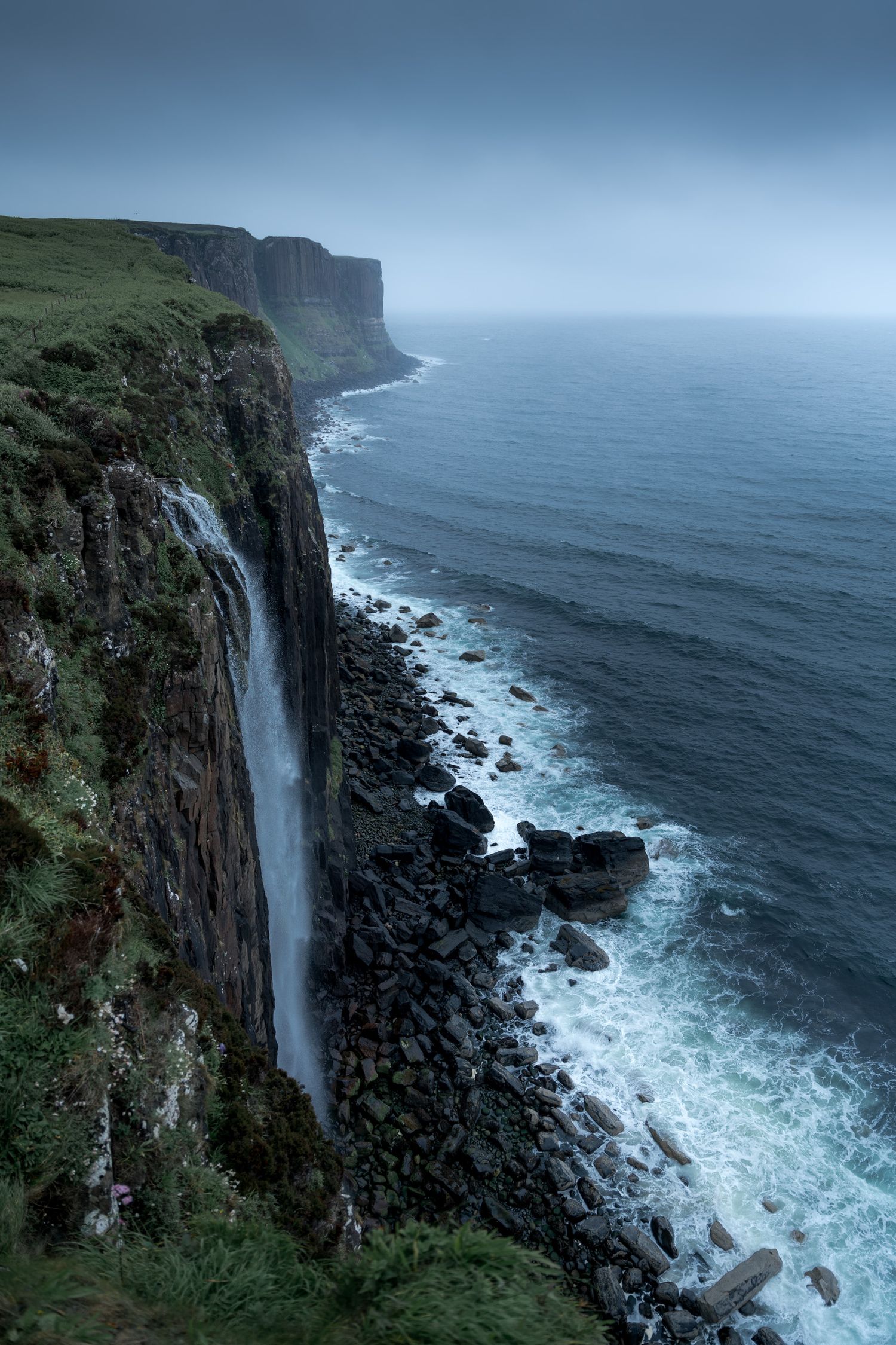 Kilt rock waterfall sur l'île de skye en ecosse sous la pluie