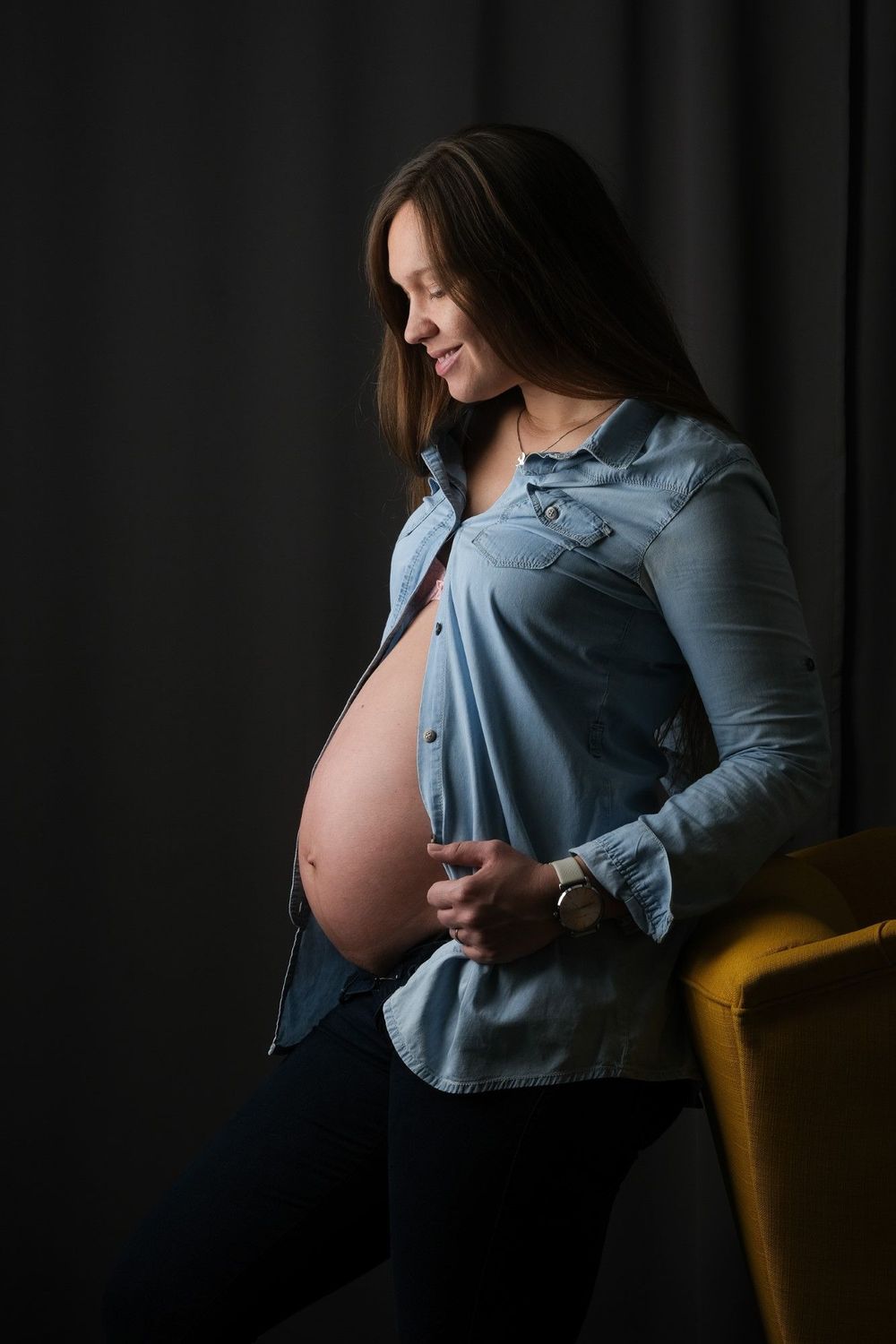 Dramatično nosečniško fotografiranje v Krškem – umetniški portret nosečnice v studiu Foto Colarič Posavje.