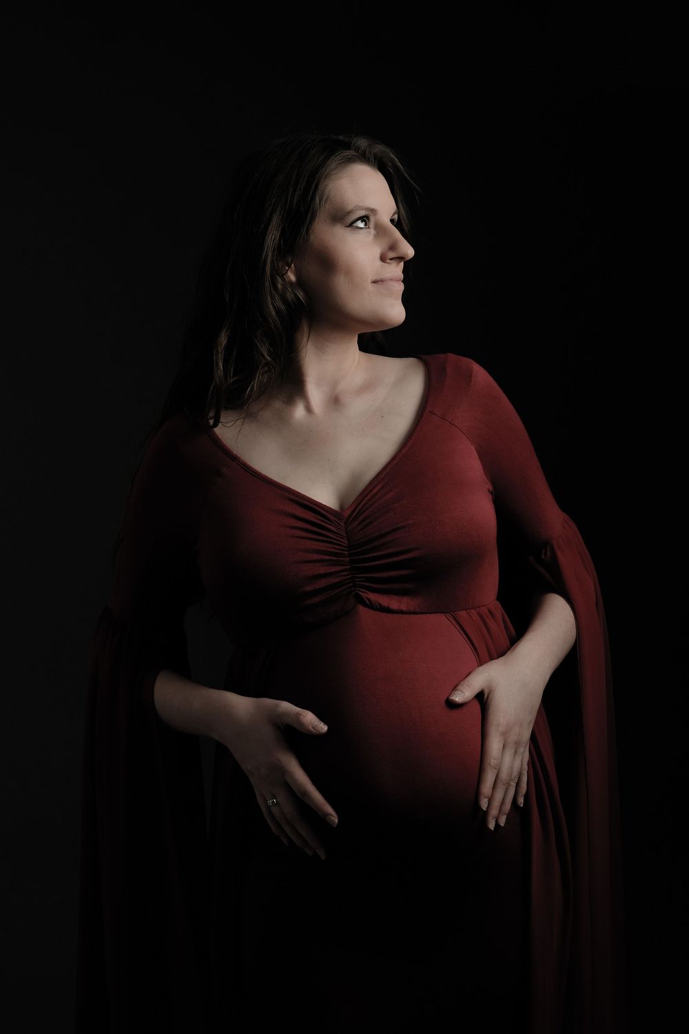 Umetniško fotografiranje nosečnice v rdeči obleki v Krškem – profesionalni nosečniški portret Foto Colarič.