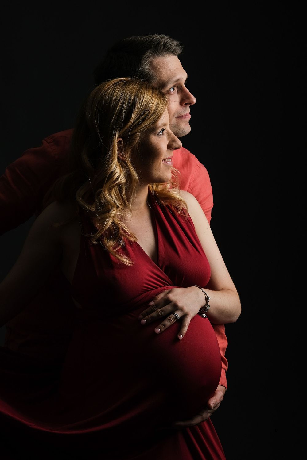 Fotografiranje nosečnice s partnerjem v Krškem – profesionalni nosečniški portret para Foto Colarič.