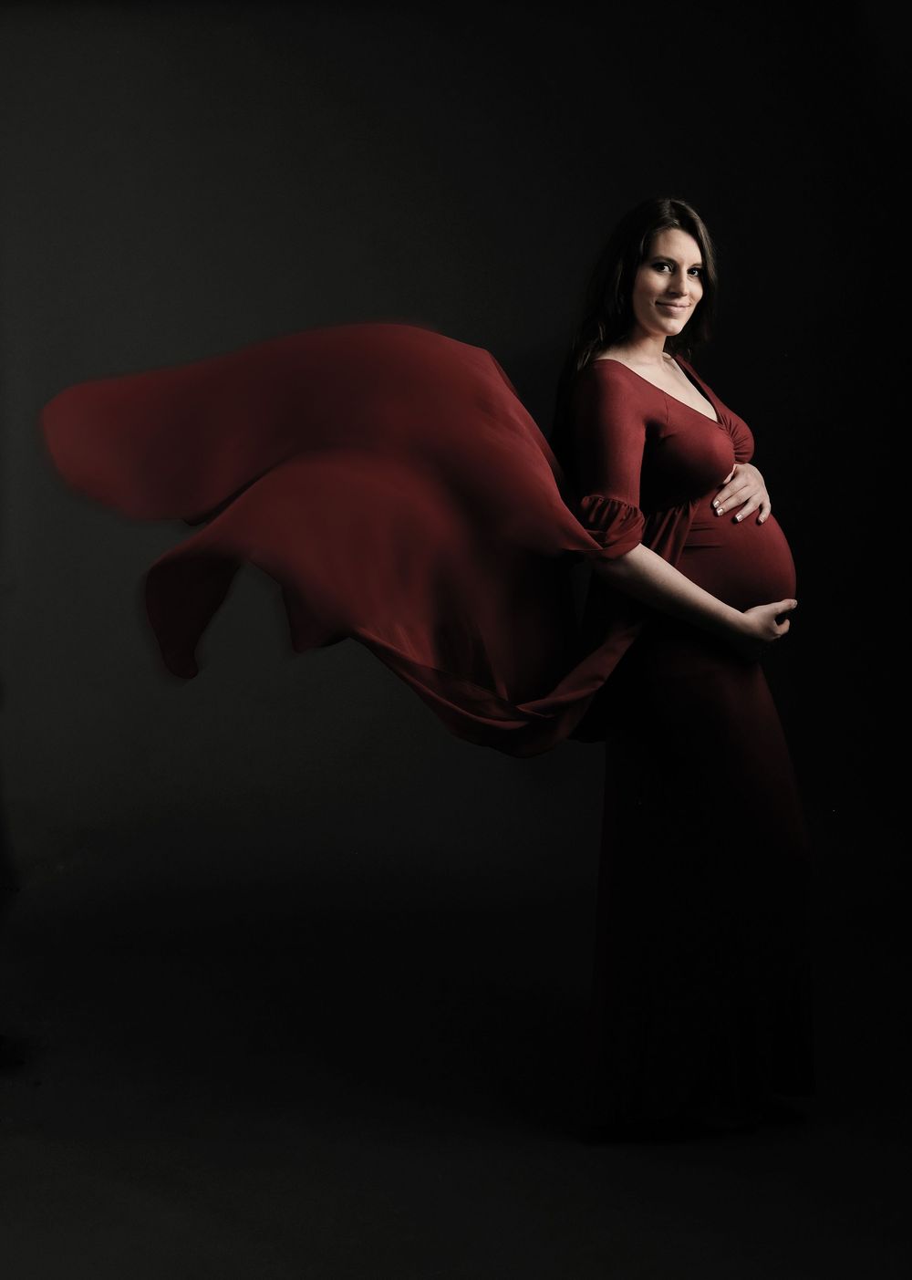 Umetniško fotografiranje nosečnice v rdeči obleki v Brestanici – profesionalni nosečniški portret Foto Colarič.