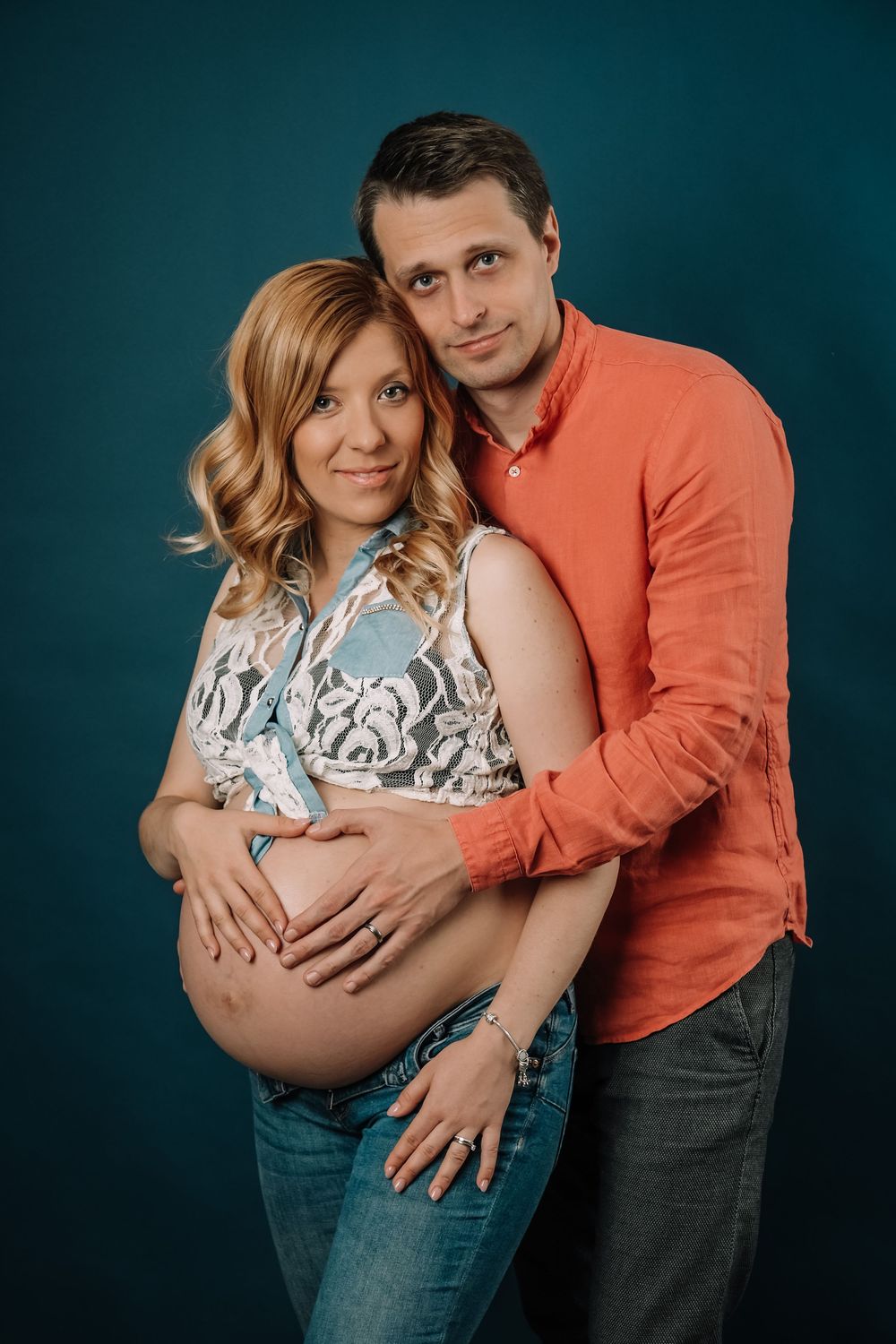 Studijsko fotografiranje nosečnice in partnerja v Krškem in Brestanici – nežni nosečniški portreti Posavje.