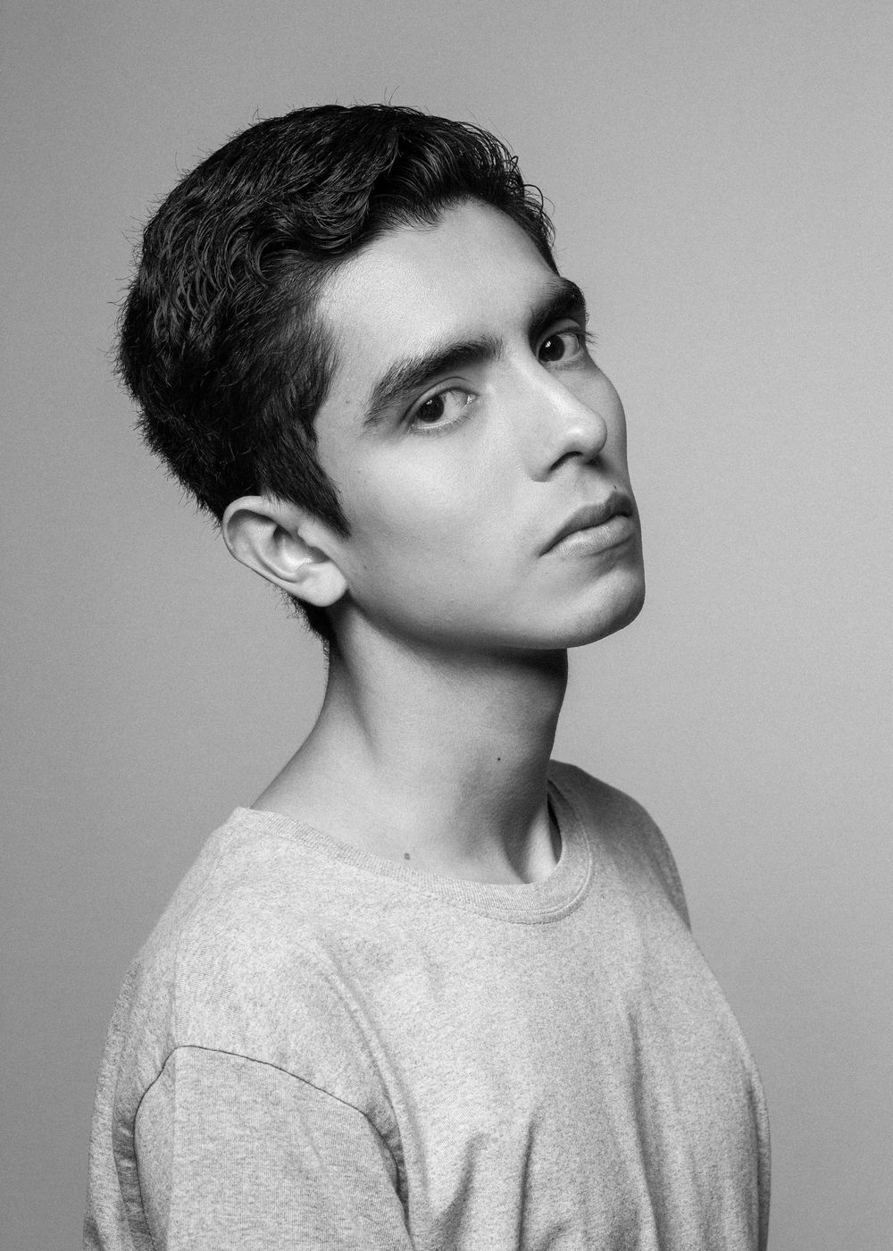 Retrato editorial masculino en blanco y negro estudio fotográfico CDMX