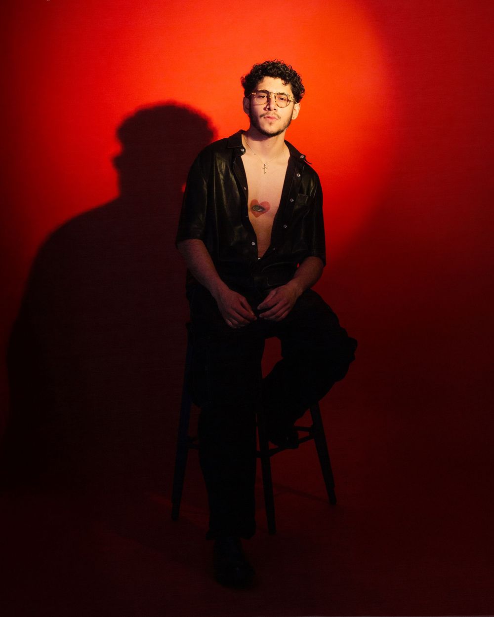 Retrato artístico masculino con iluminación dramática roja en estudio CDMX