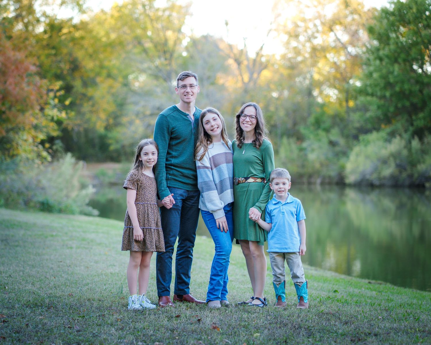 Family fall session family of 5 Colleyville Tx Nature Center poses fall colors holiday cards young kids fall outfit Outdoors golden hour