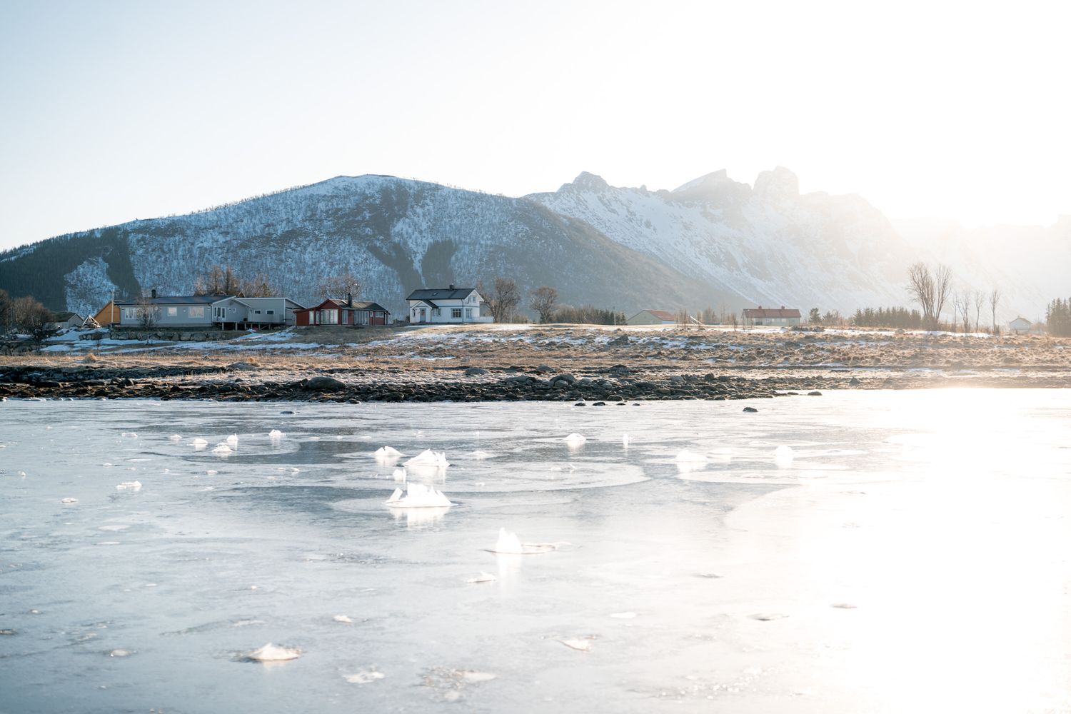 lerver de soleil à forfjorder sur le fjors gelé en hiver en norvège dans les lofoten