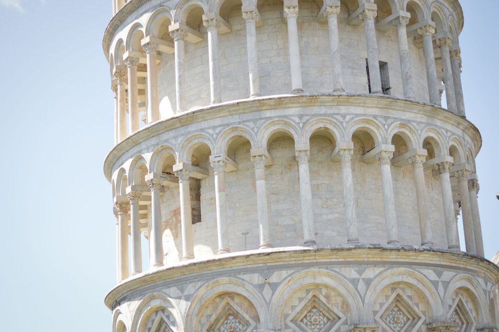Ein Ausschnitt des schiefen Turms von Pisa.