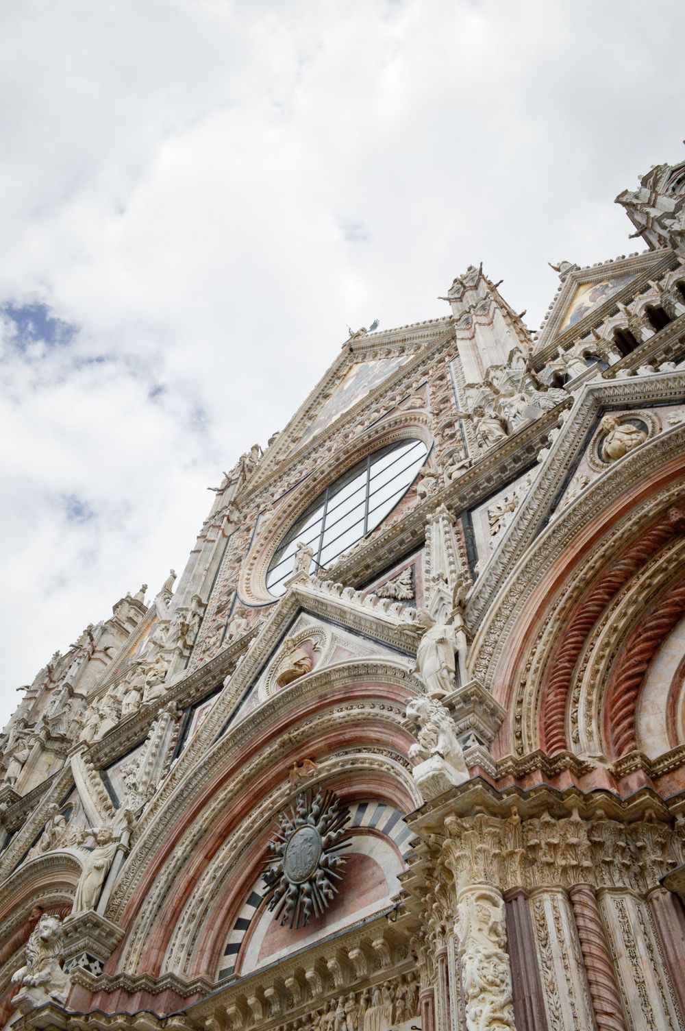 Außenfassade des Doms von Siena.