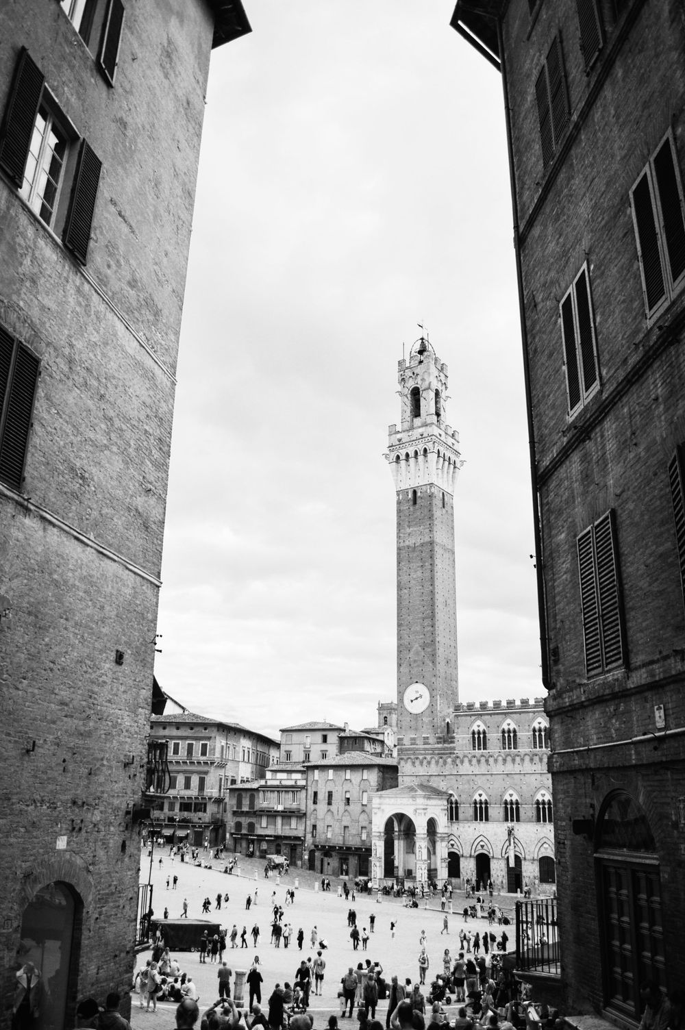 Schwarz-weiß Aufnahme mit Blick auf den Piazza del Campo in Siena, Toskana.