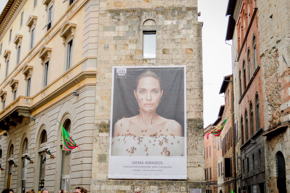 Ein Werbeplakat in Siena für die Siena Awards des Festival internazionale della Fotografie 2022.