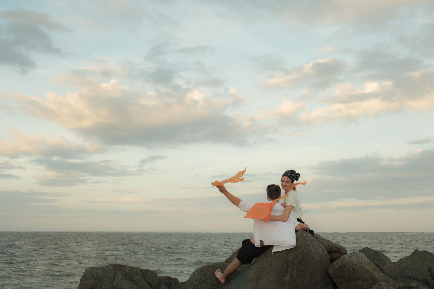 Photoshoot fo a Couple watching a sunset in Charleston beach