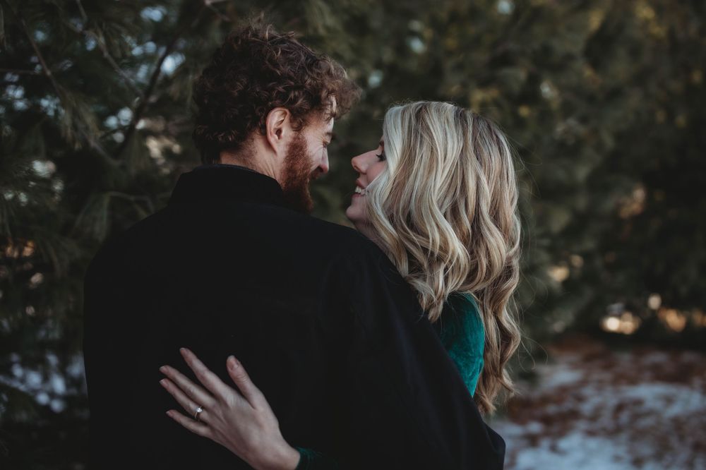 engagement photo, couple photo, winter photo, in pine tress
