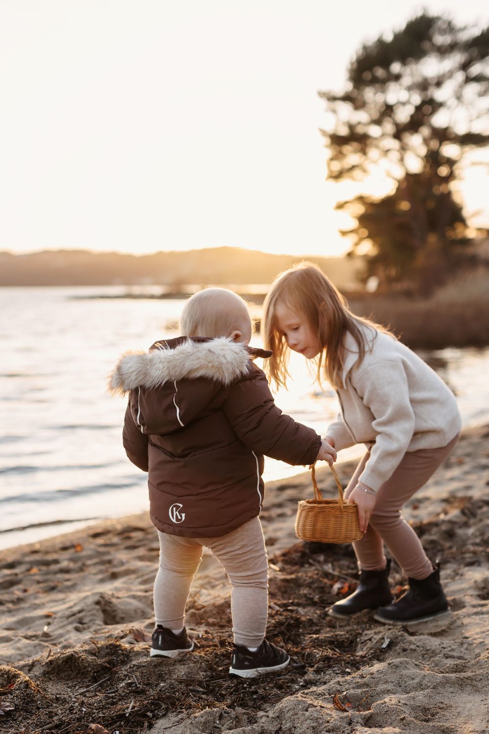 Naturlig søskenfotografering med lek på stranden